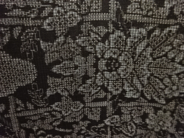 アンティーク　雲に草花模様織り出し本場泥大島紬着物(割り込み絣)